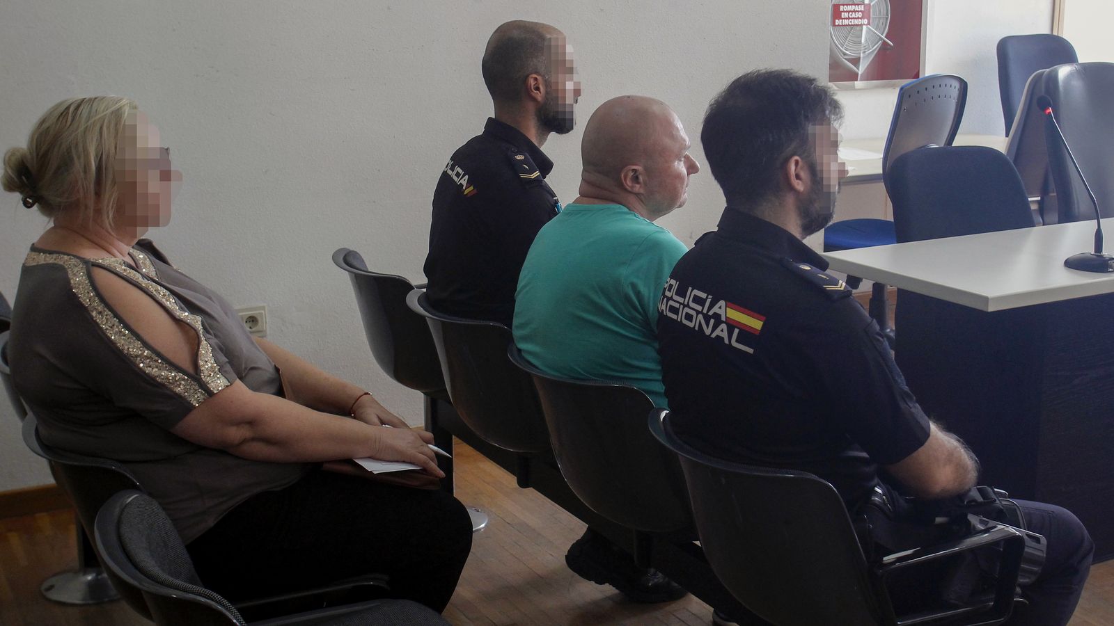 L'home lituà de 50 anys especialista a asseure's a la taula de bons restaurants per a menjar abans de fingir un infart per a evitar pagar,