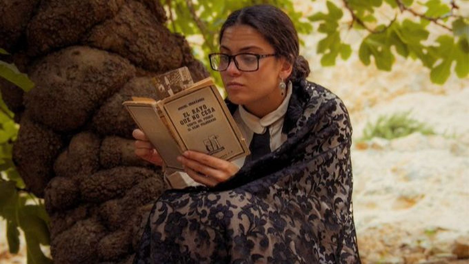 L'actriu Natalia Zamora interpreta Josefina Manresa, qui va ser esposa de Miguel Hernández