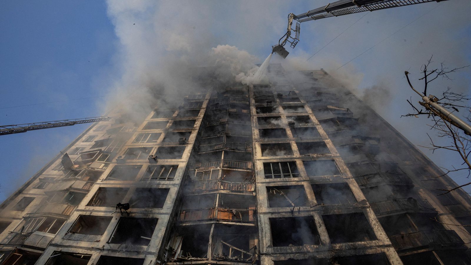 El bombers tracten d'apagar un incendi en un edifici residencial destruït per projectils russos a Kíiv