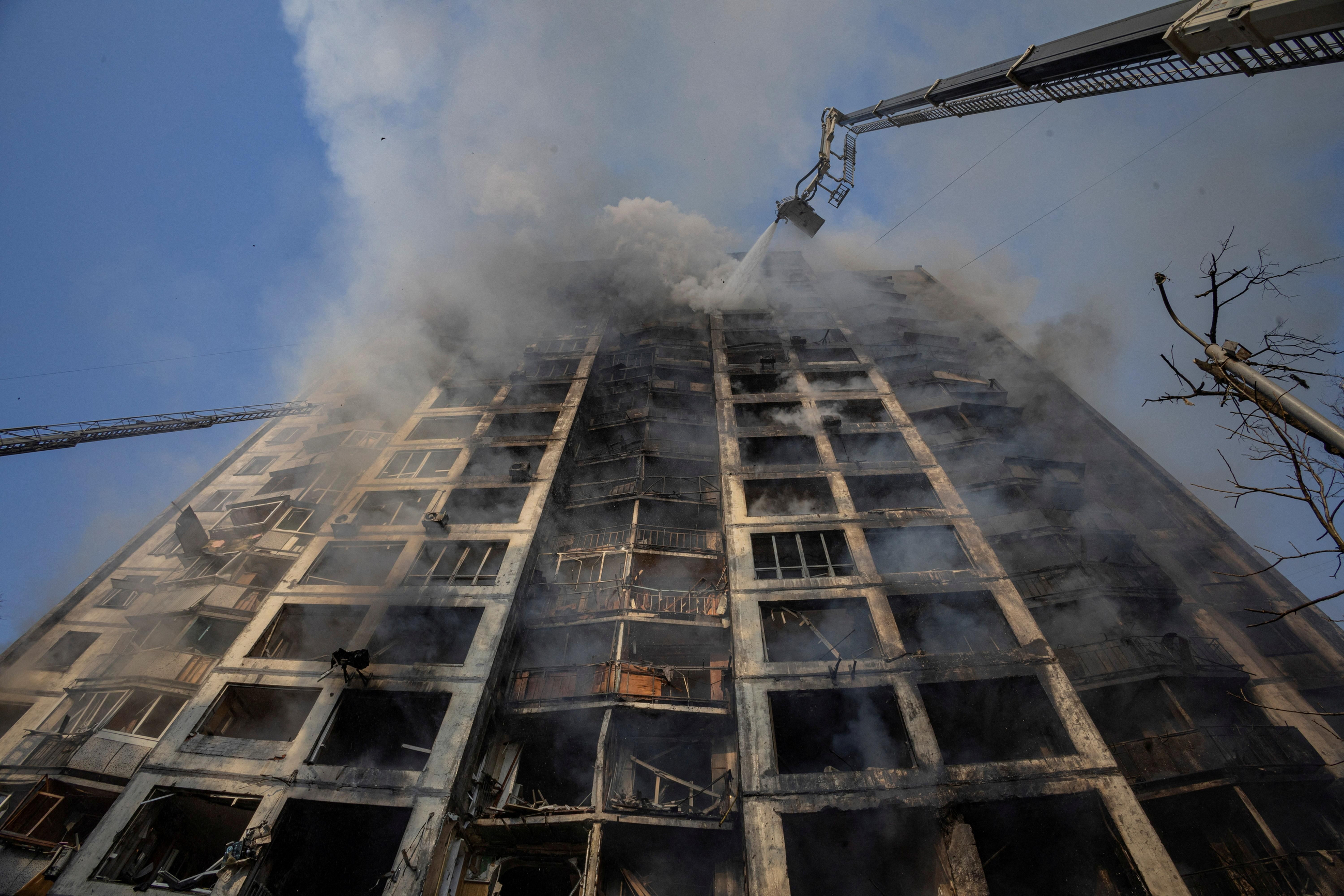 El bombers tracten d'apagar un incendi en un edifici residencial destruït per projectils russos a Kíiv