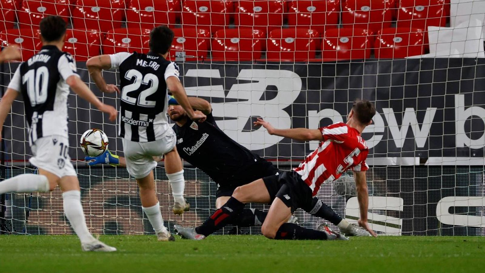 Melero en el moment de fer el primer gol