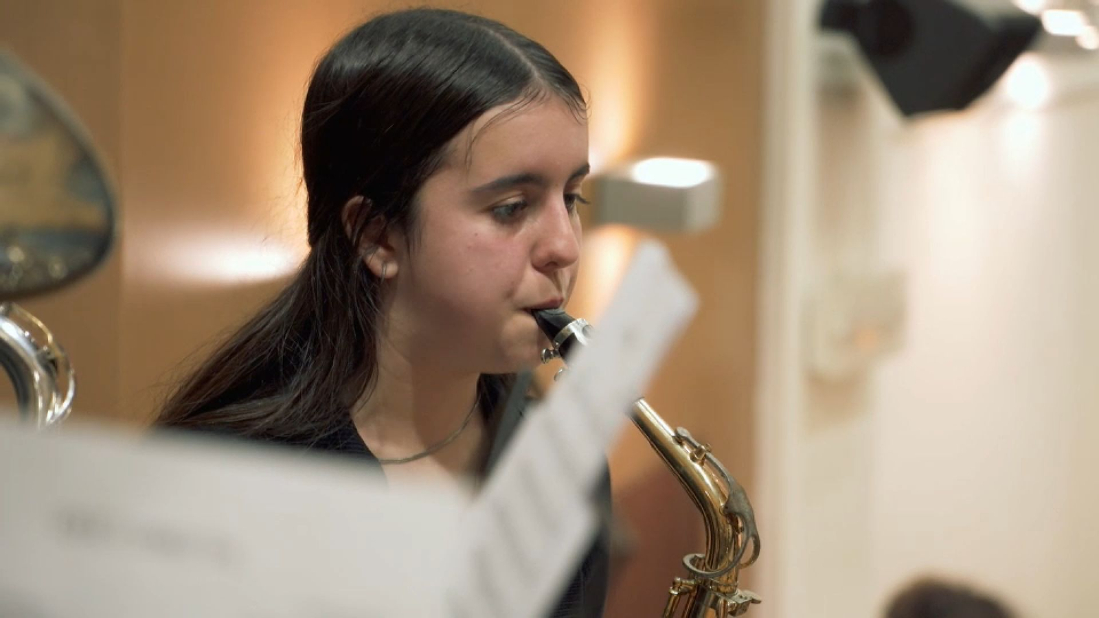 Laia a l'escola municipal apren a tocar el saxo alt