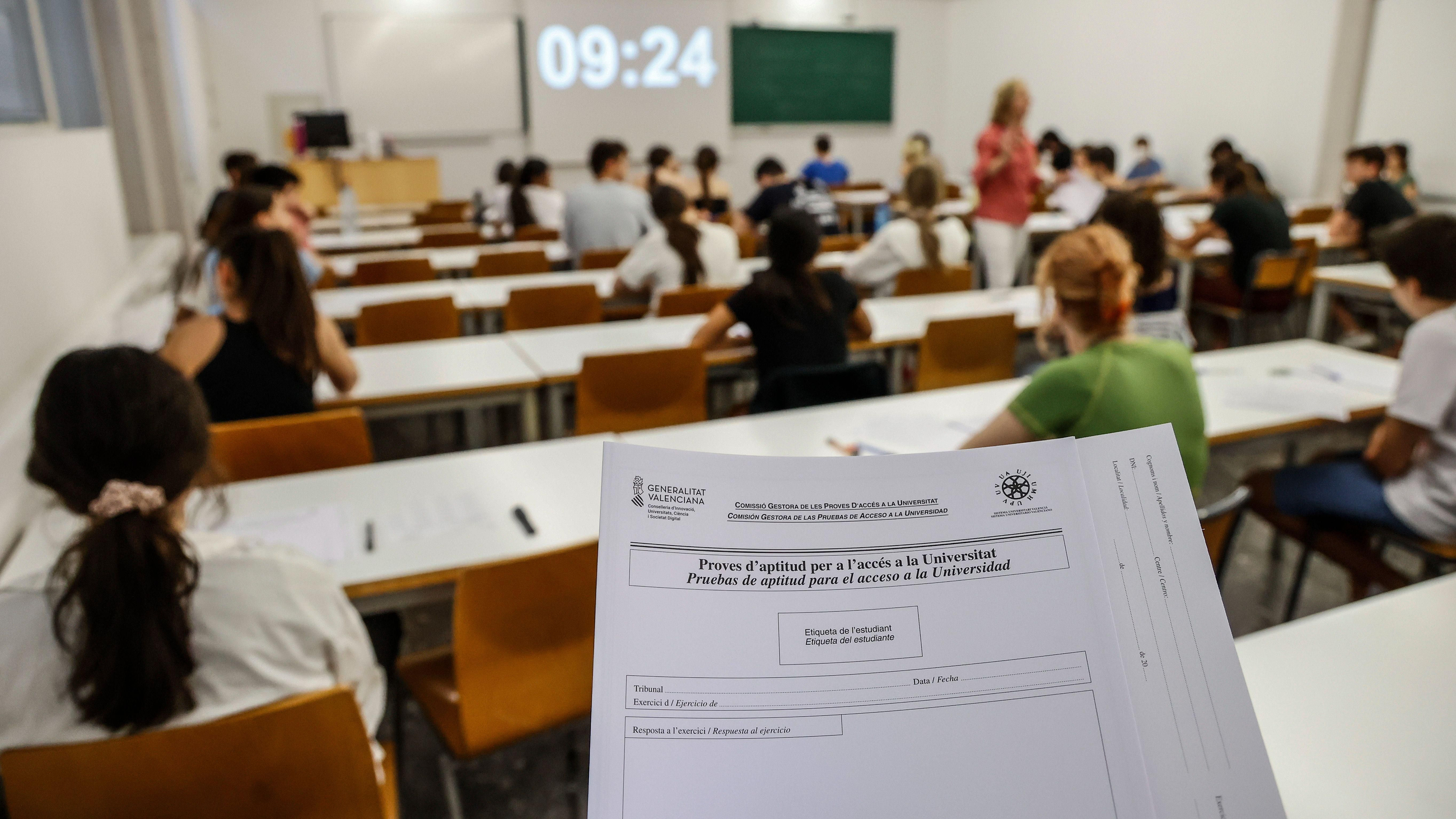 Alumnes de batxillerat comencen un examen de la prova d'accés a la universitat Alumnes de batxillerat comencen una examen de les proves d'accés a la universitat