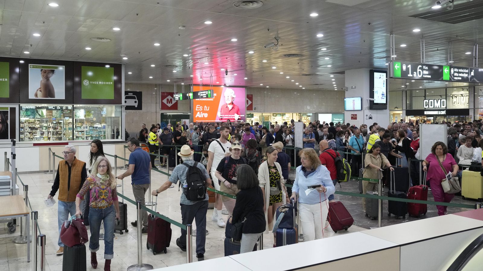 La incidència ha provocat l'aglomeració de passatgers en l'estació de Sants a Barcelona