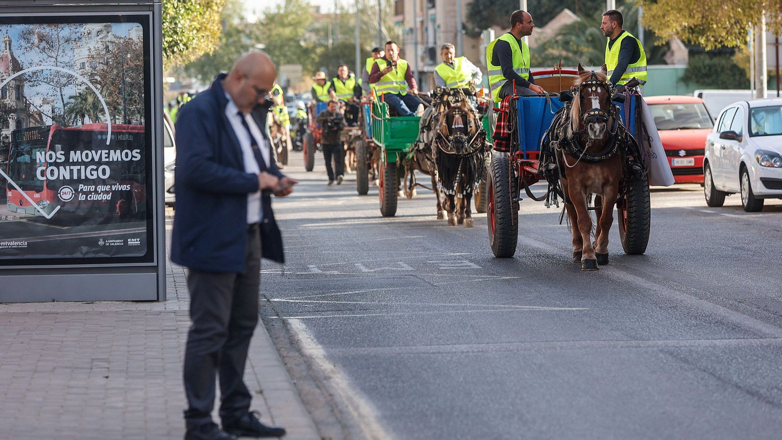 Caravana d'agricultors que, en carro, ha creuat la ciutat de València per a dirigir-se a Agricultura a traslladar-li les seues reivindicacions