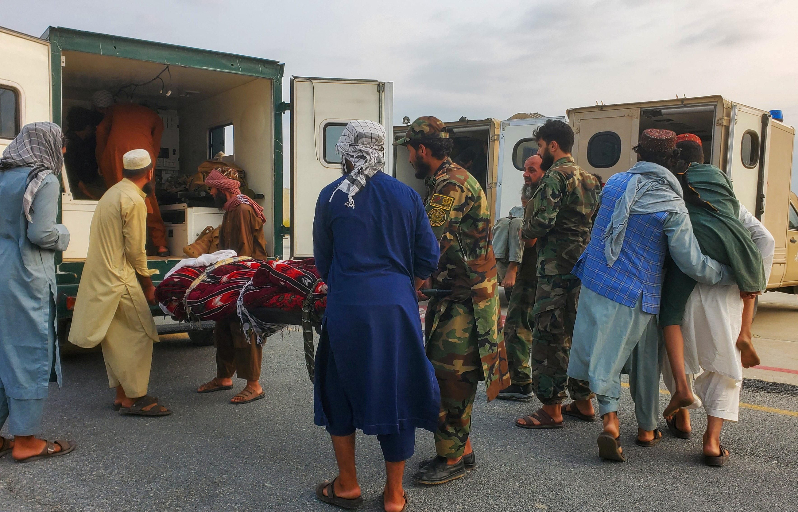 Soldats talibans i civils traslladen víctimes del terratrémol a una ambulància en un aeroport de Jalalabad (Afganistan) Soldats talibans i civils traslladen víctimes del terratrémol a una ambulància en un aeroport de Jalalabad, Afganistan