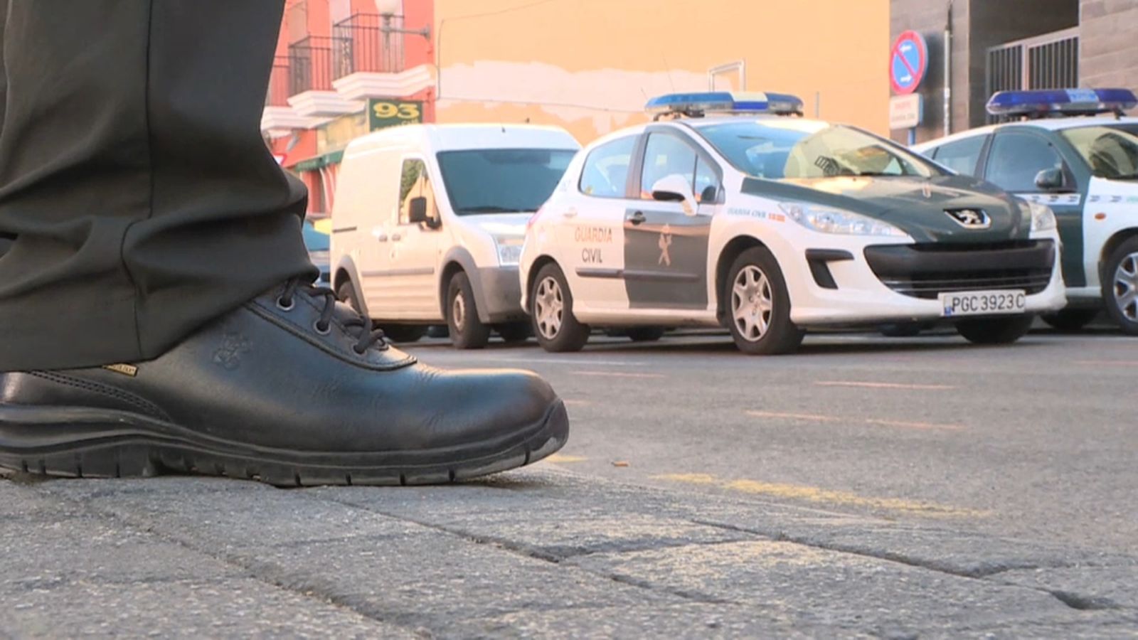 Diversos vehicles de la Guàrdia Civil a les portes d'un jutjat