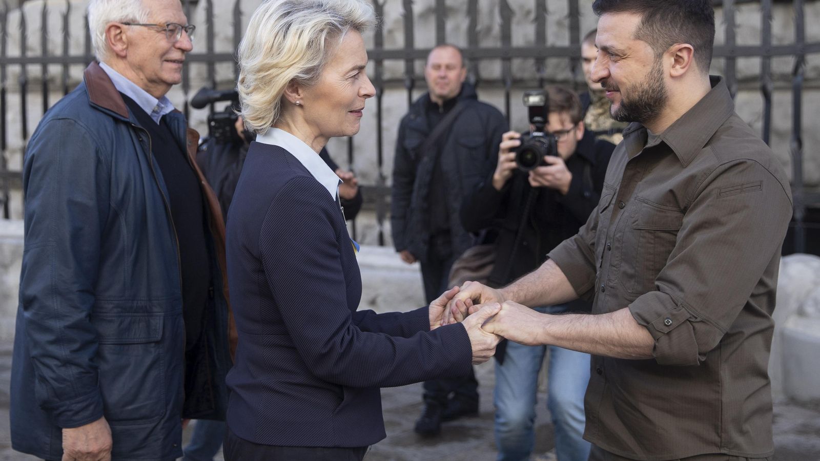 D'esquerra a dreta: l'alt representant de la Unió Europea per a Afers Exteriors i vicepresident de la Comissió, Josep Borrell, la presidenta de la Comissió Europea, Ursula von der Leyen, i el president d'Ucraïna, Volodímir Zelenski a l'inici de la reunió que han mantingut