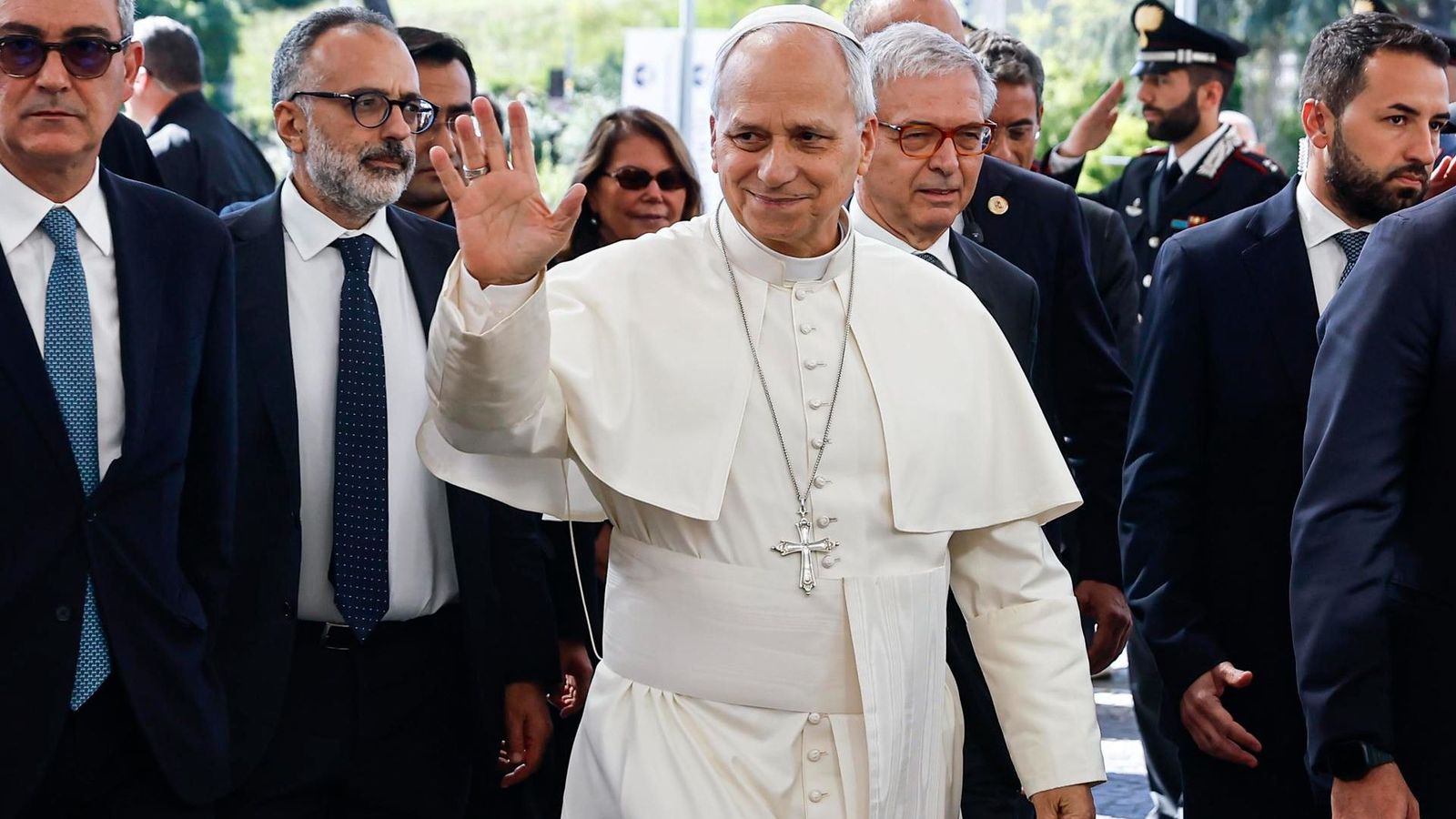 El papa Lleó saluda en arribar este dimarts a l'hospital de Roma on el van intervindre este dimarts a la vesprada