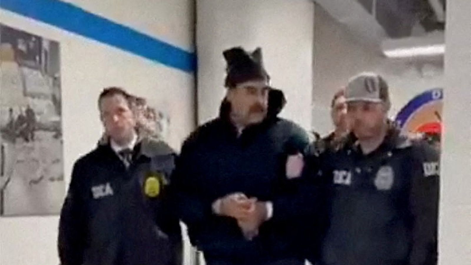 La imatge de Maduro a partir d'un vídeo de la Casa Blanca on ix el president veneçolà, custodiat per agents en l'administració contra les drogues (DEA)