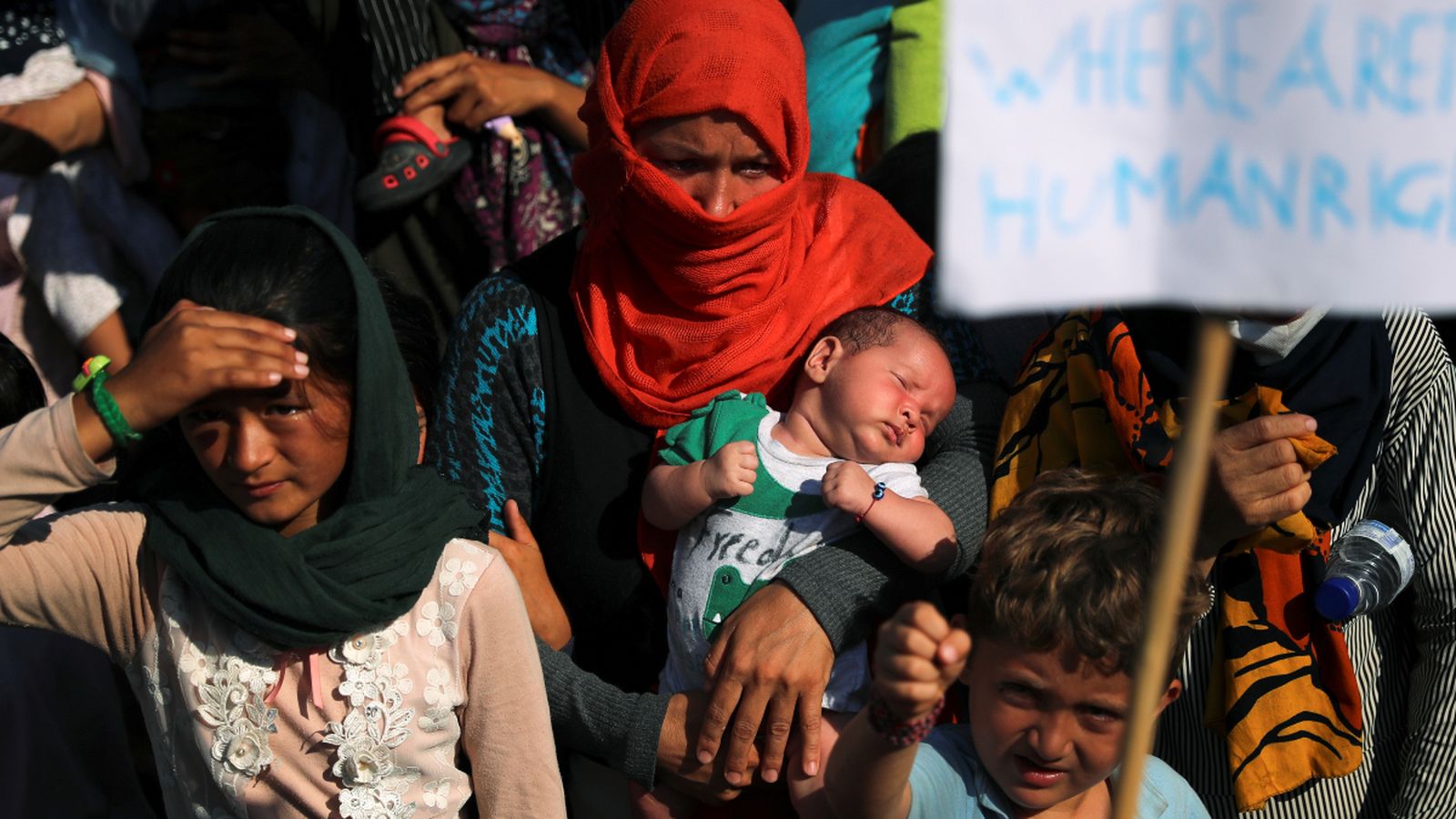 Una mare amb un nadó protesta contra la construcció d'un nou camp.