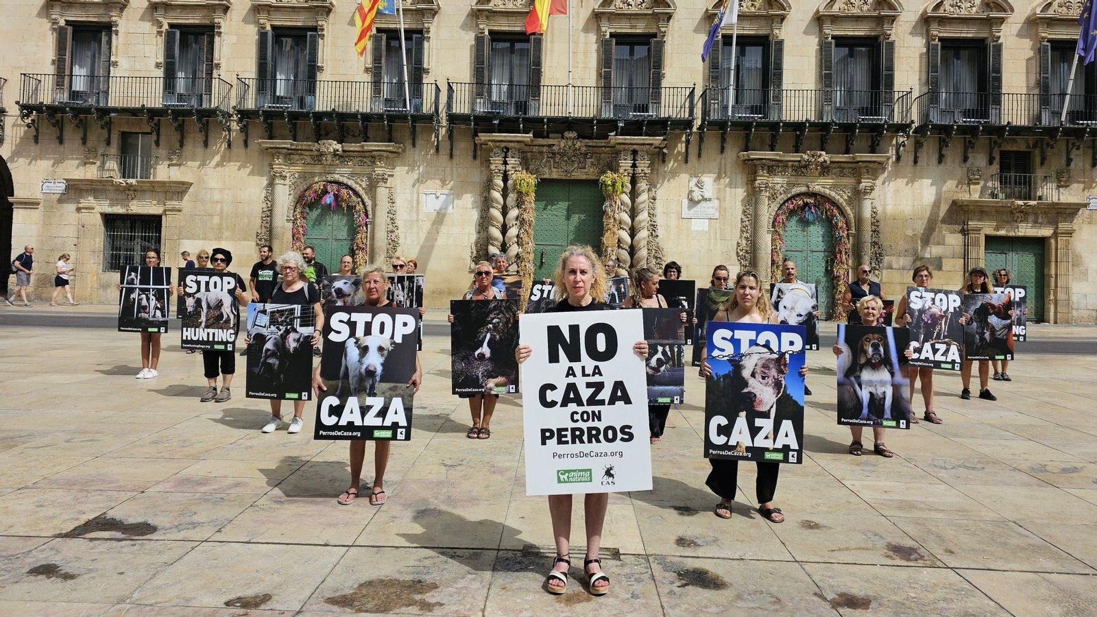 Manifestació d'AnimaNaturalis davant l'Ajuntament d'Alacant