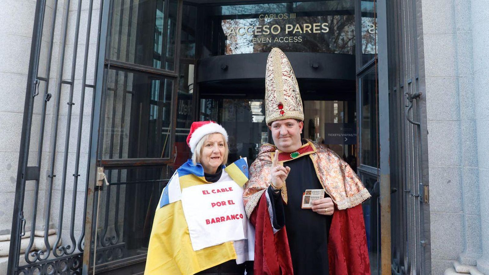 Dos dels espectadors que aquest dijous ja esperaven, disfresats, a la porta del Teatro Real de Madrid per a ser els primers a entrar en l'edifici divendres