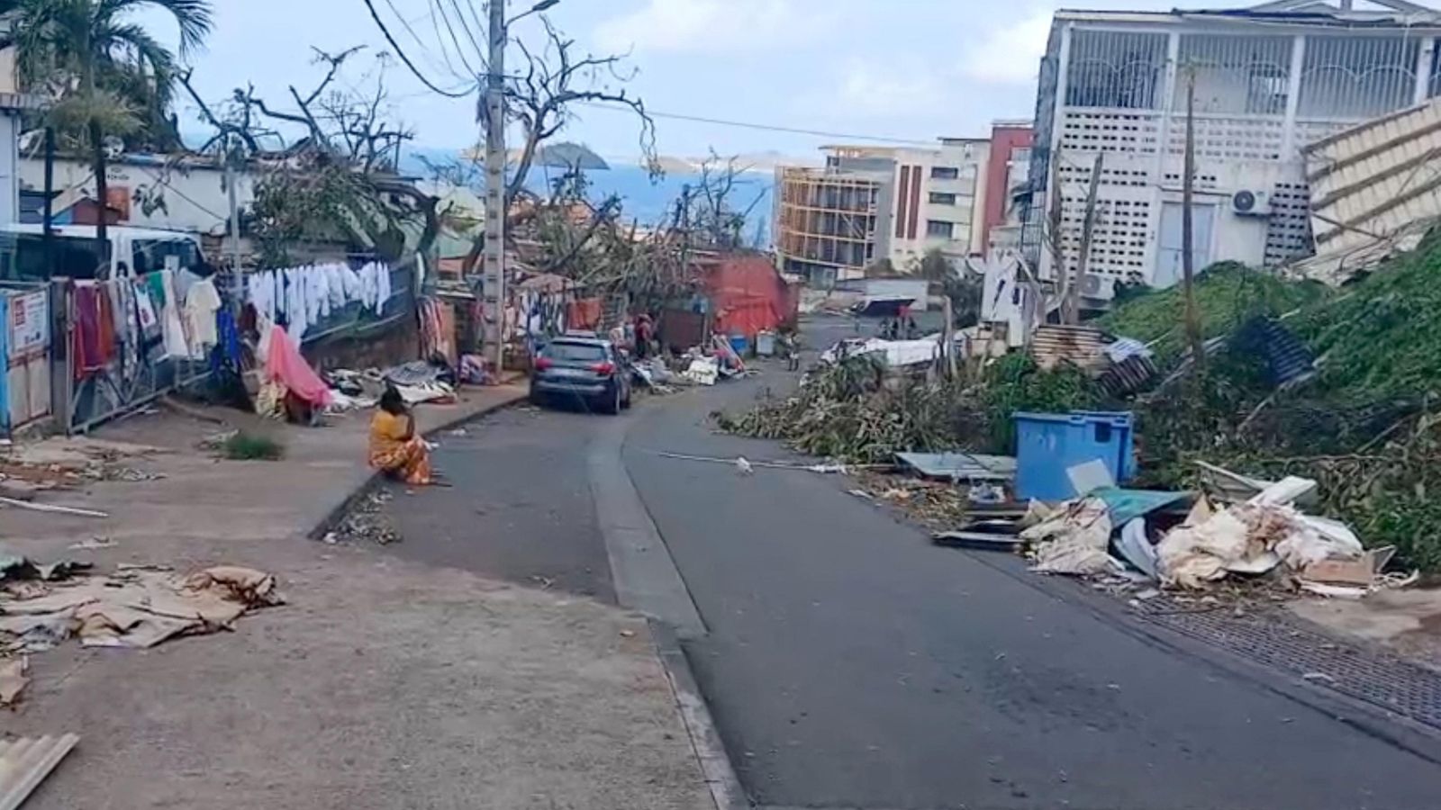 Un carrer de Mamoudzou, capital de Mayotte, després del pas del cicló Chido