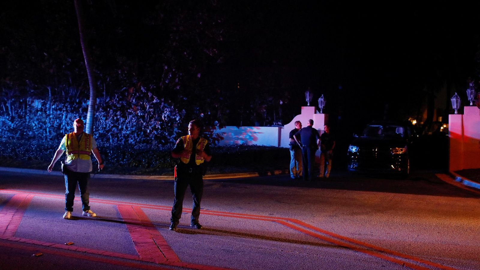 Agents de l'FBI custodien les portes de Mar-a-Lago, mansió de Trump a Florida Agents de l'FBI custodien les portes de Mar-a-Lago, mansió de Trump a Florida