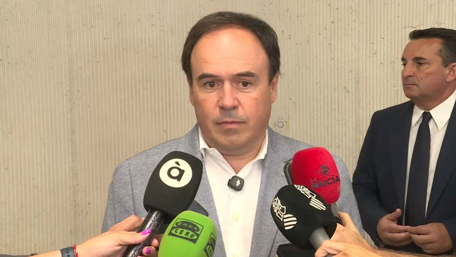 El cap del Consell, Juanfran Pérez Llorca, atén els mitjans de comunicació des de la Nucia