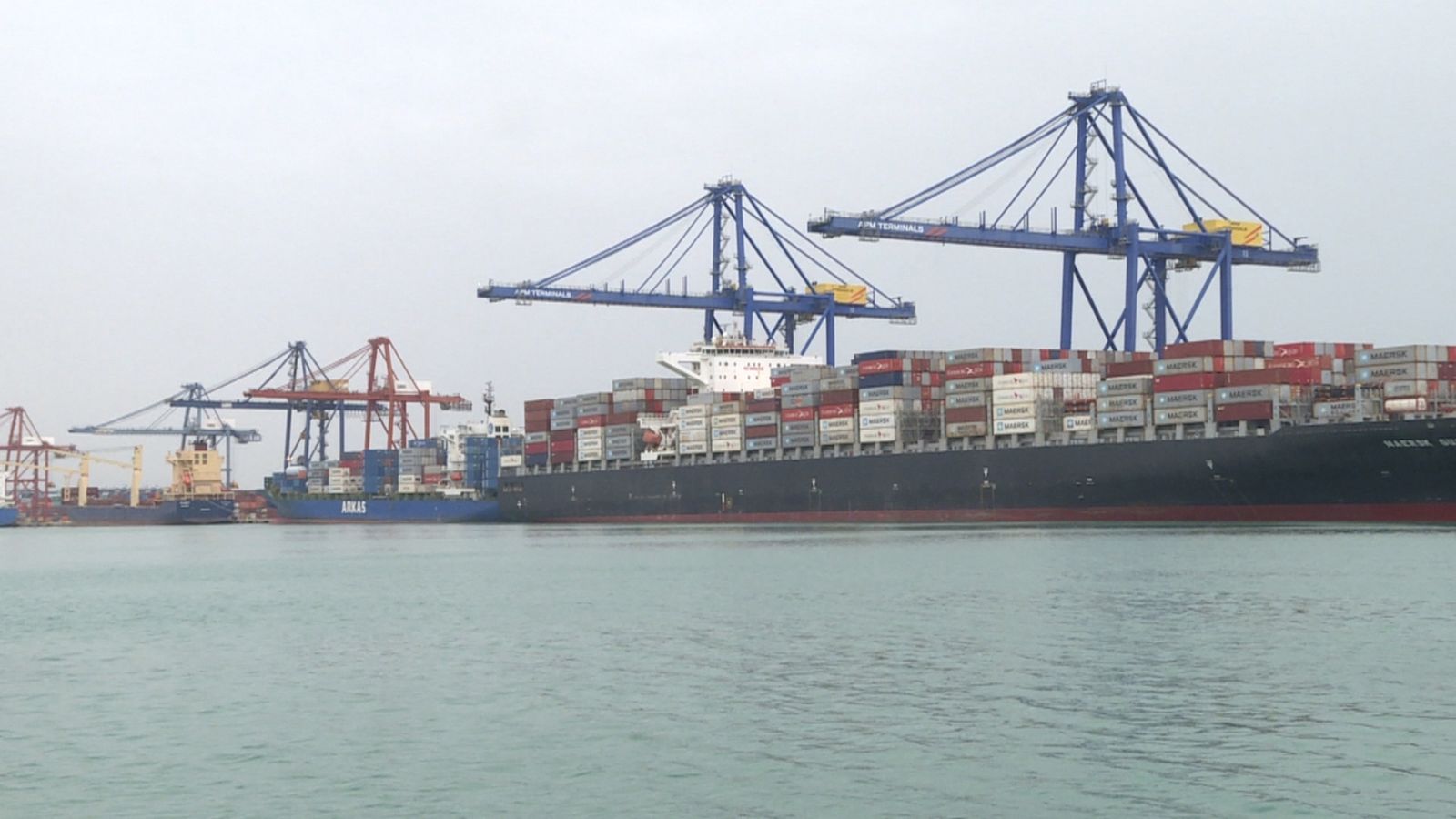 Vaixells de càrrega al port de València