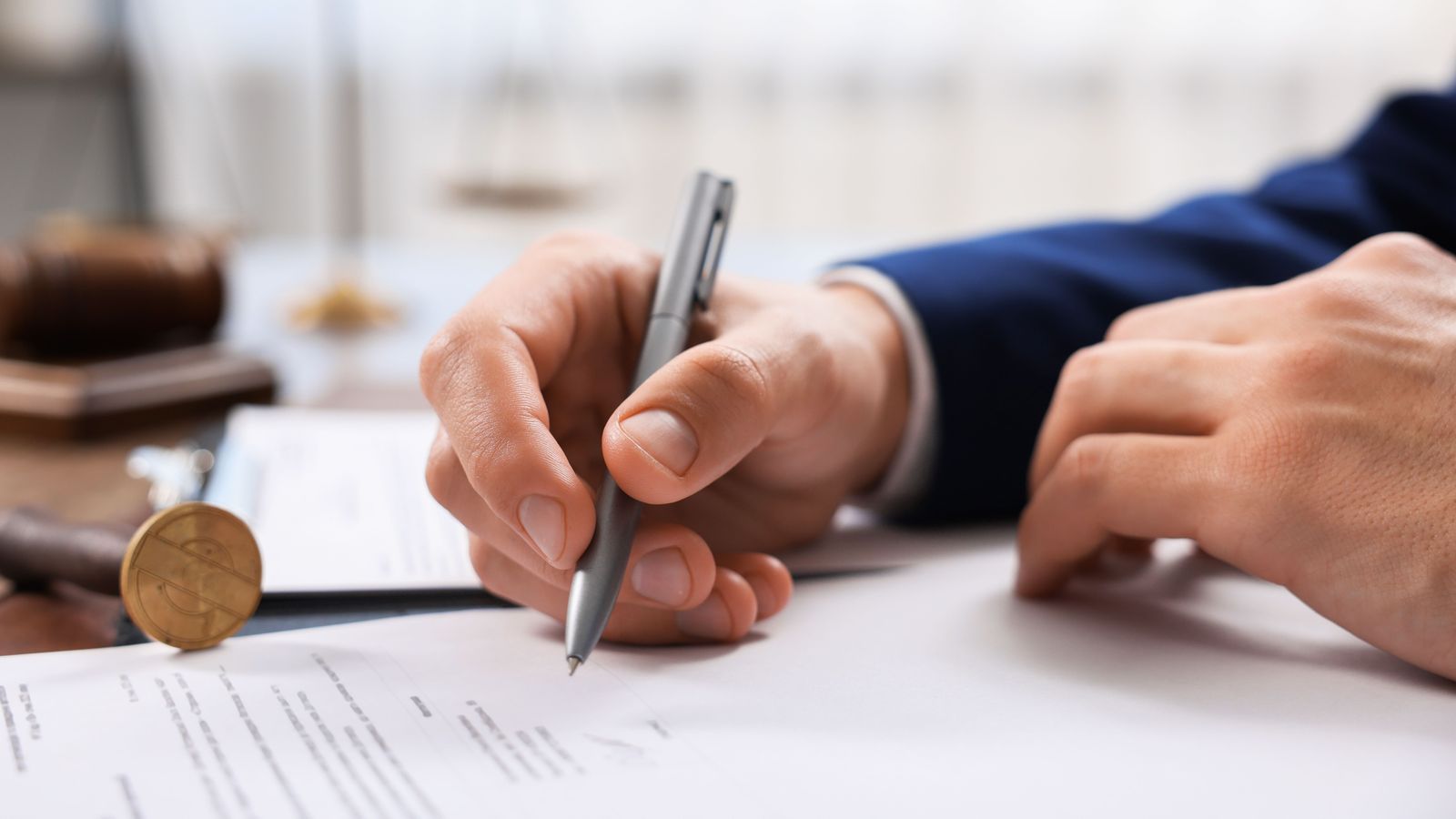 L'operació policial ha conclòs amb la detenció de dos advocats, un notari i la cuidadora de la dona major