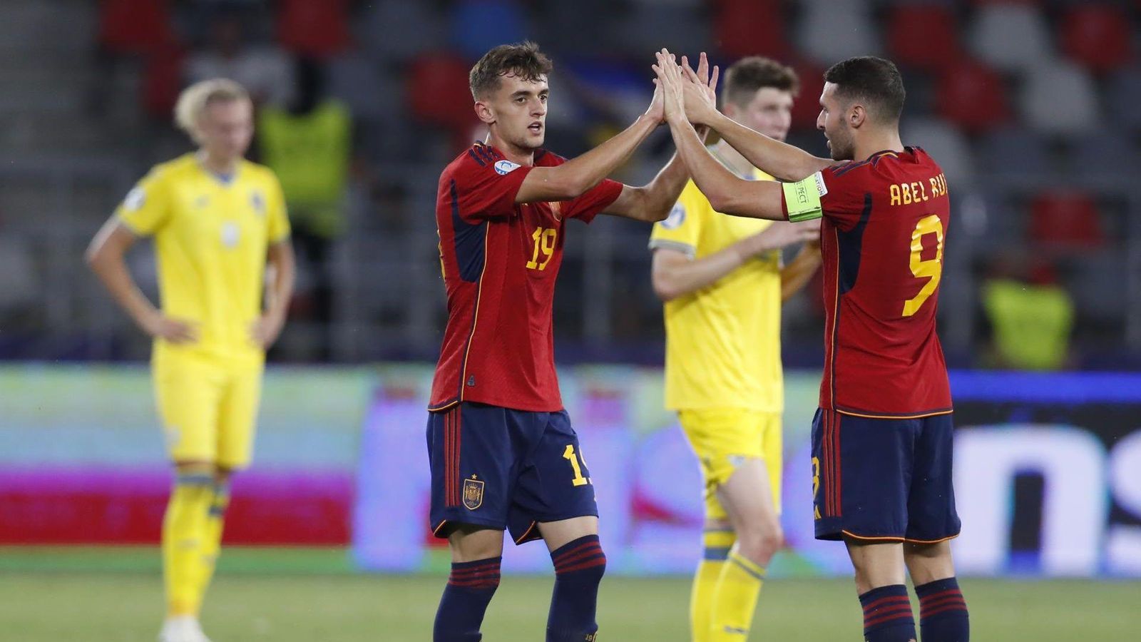 Aimar Oroz celebra un gol amb Abel Ruiz