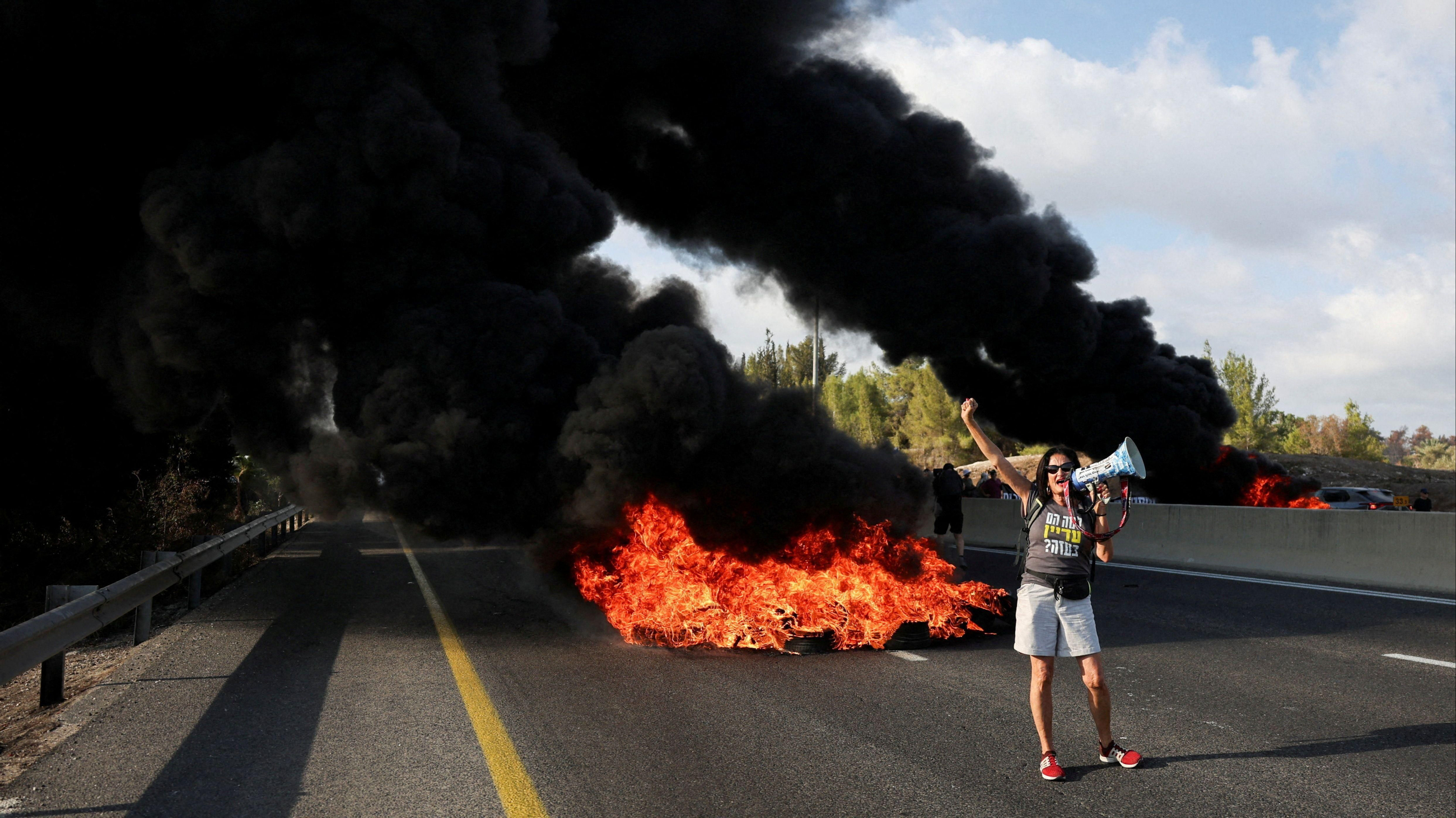 Israelians bloquegen amb pneumàtics cremant les carreteres que connecten Jerusalem i Tel Aviv amb Latrun Israelians bloquegen amb pneumàtics cremant les carreteres que connecten Jerusalem i Tel Aviv amb Latrun
