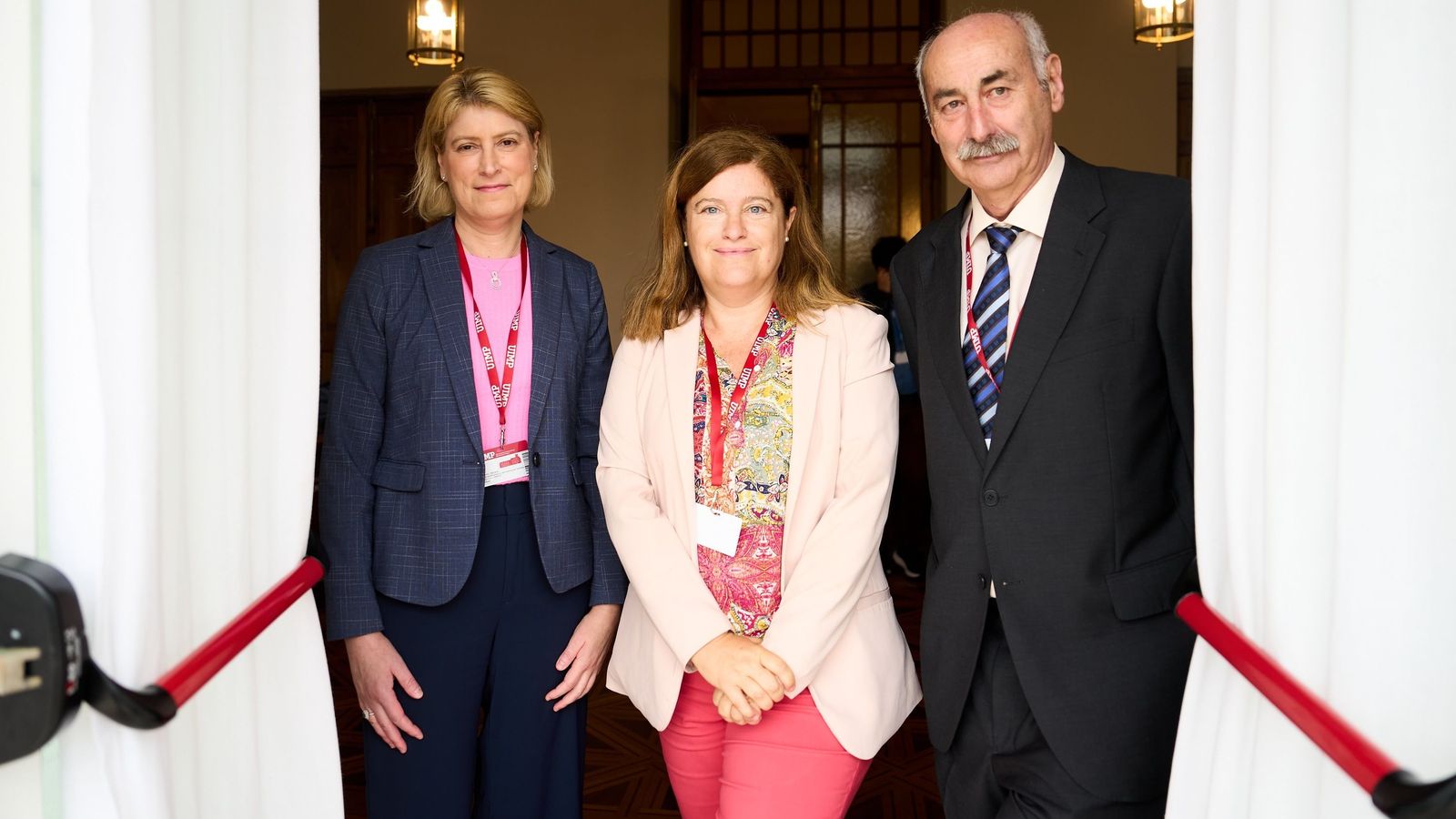 José Miguel López-Higuera, Susana Marcos (centre) i Mariana G. Figueiro (izda), participants en el curs de la UIMP sobre fotònica en la salut i la medicina