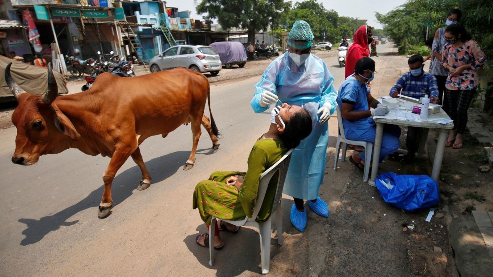Un treballador de la salut fa una test ràpid de coronavirus a Ahmedabad (l'Índia)