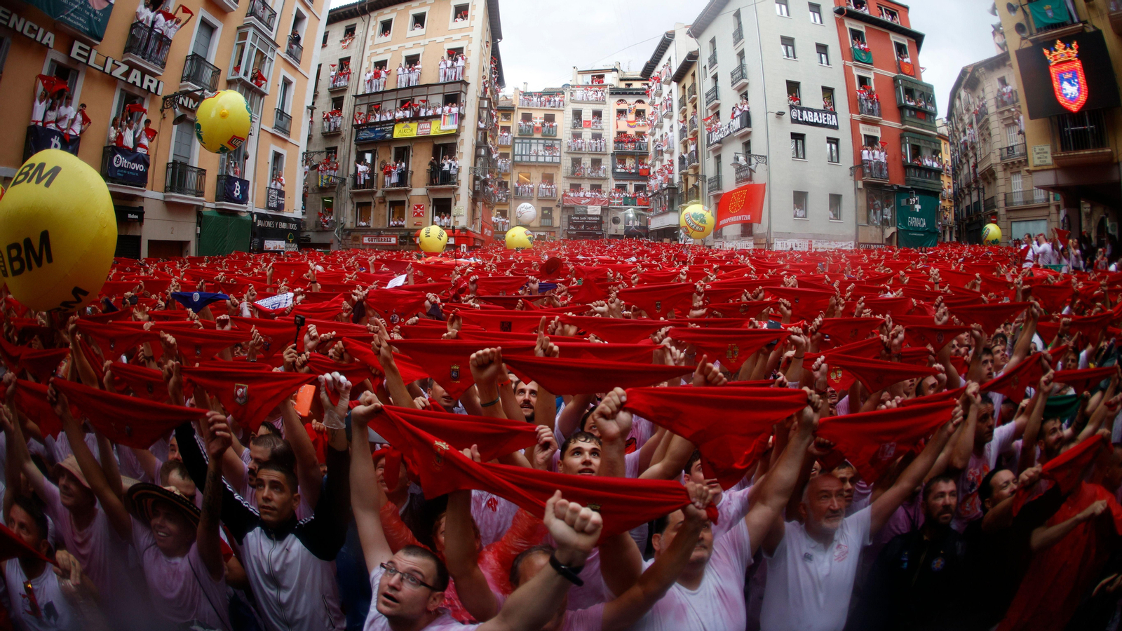 Centenars de persones gaudeixen de la festa a Pamplona