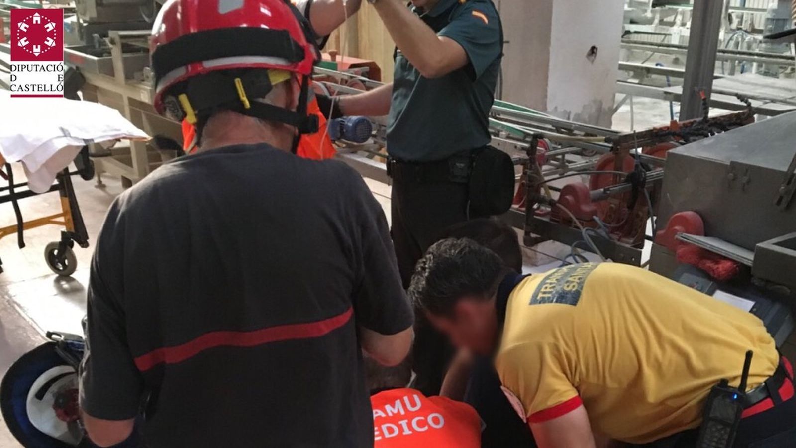 Els bombers estabilitzen al xiquet moments després de la caiguda.