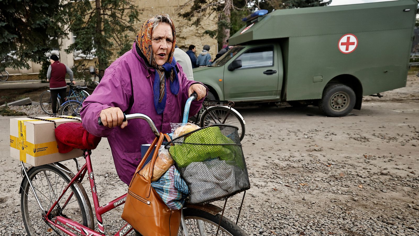 Una dona ucraïnesa després de rebre ajuda humanitària a Donetsk