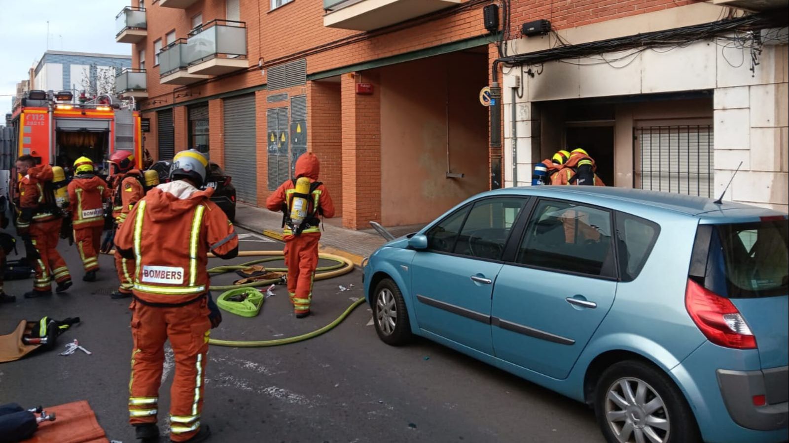 Efectius del Consorci de Bombers de la Diputació de València treballant en l'extinció del foc