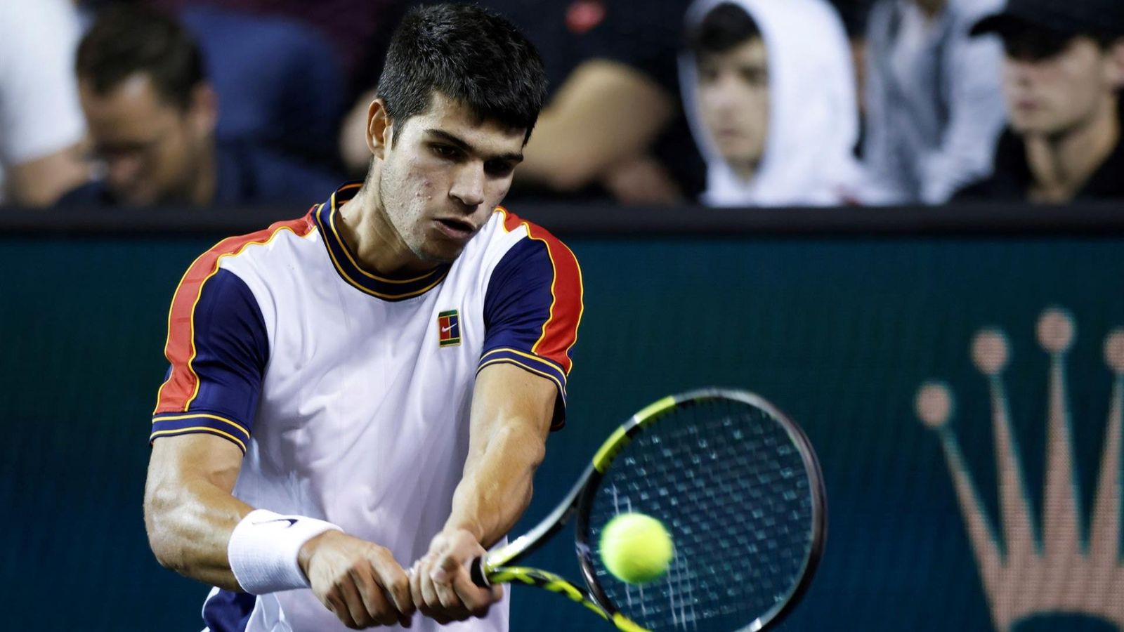 Carlos Alcaraz, durant un punt del partit contra Sinner