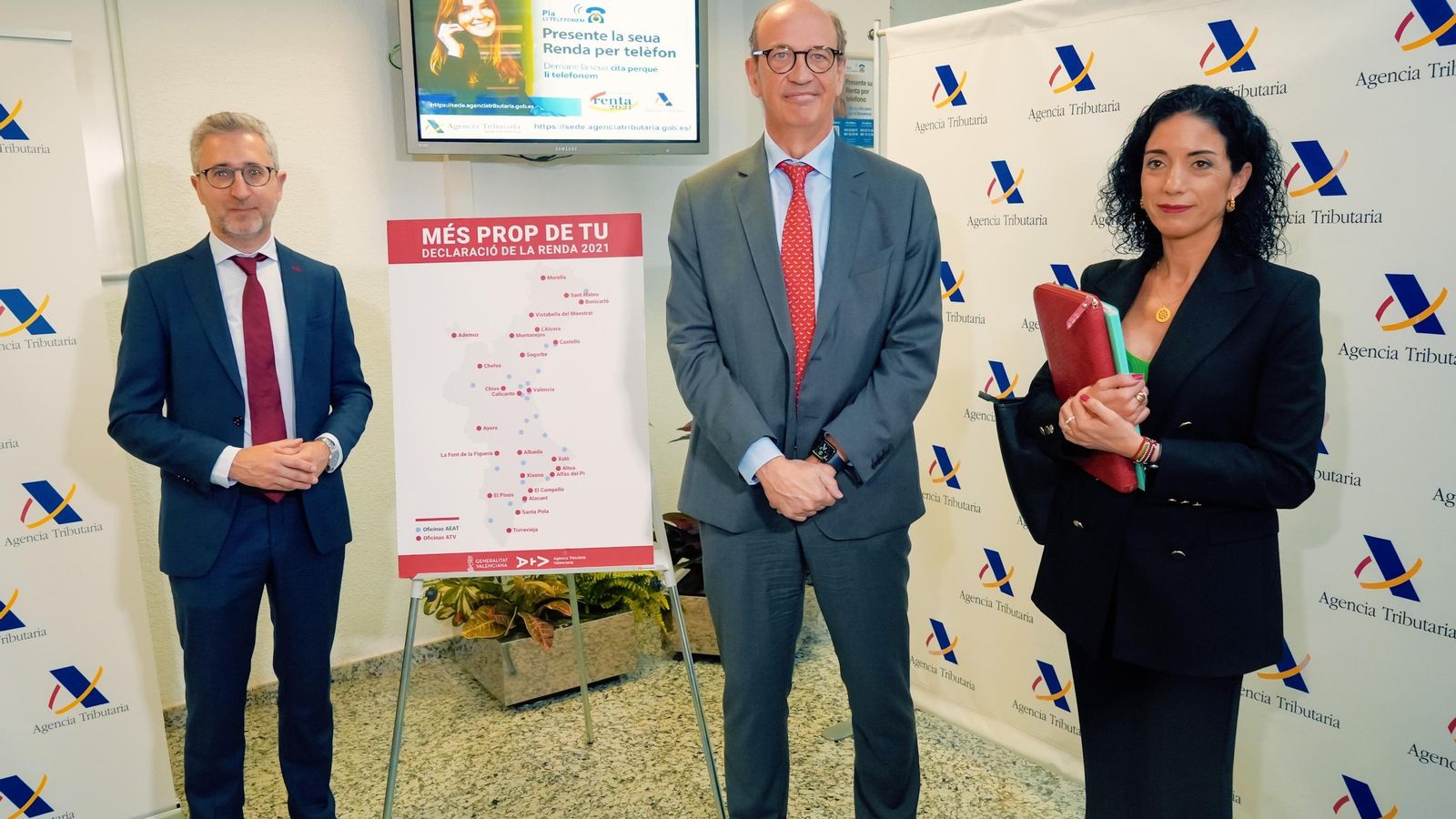 El conseller d'Hisenda i Model Econòmic, Arcadi España, durant la presentació a Alacant de la campanya presencial de la renda