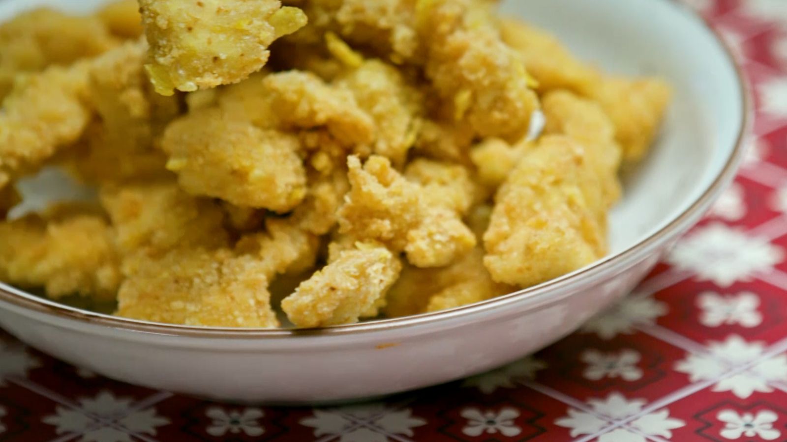 Pit de pollastre empanat amb crema de plàtan