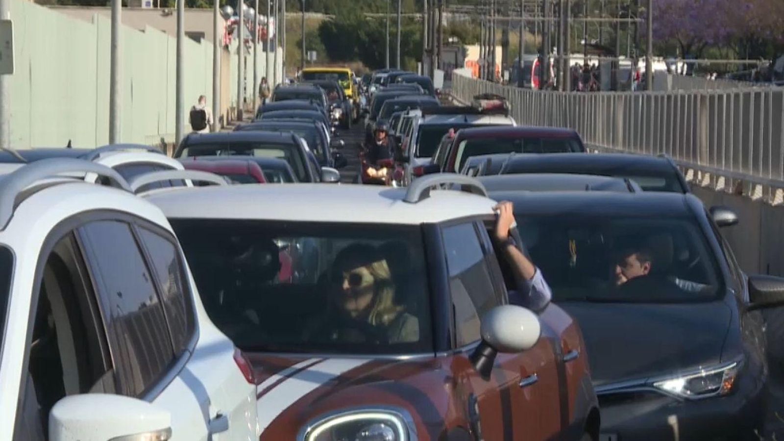 Un dels carrers d'accés al campus de Burjassot, completament bloquejat, a primera hora d'este dimarts