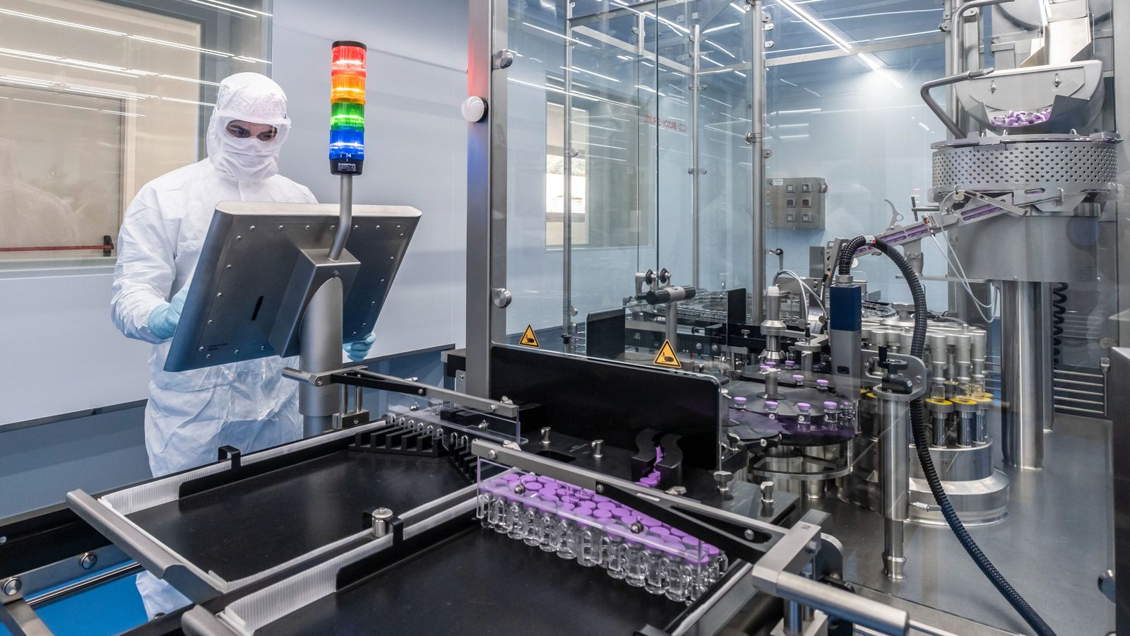 Una de les sales de la farmaceútica Hipra, que investiga la que serà la primera vacuna contra la covid elaborada a Espanya