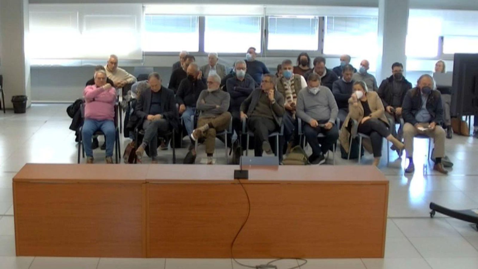El banc dels acusats, amb Rus a l'esquerra amb suéter Rosa, en la segona sessió del juí dels zombis d'Imelsa i Ciegsa