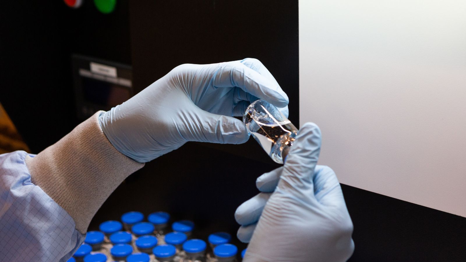 Un treballador de Gilead treballa amb mostres de remdesivir