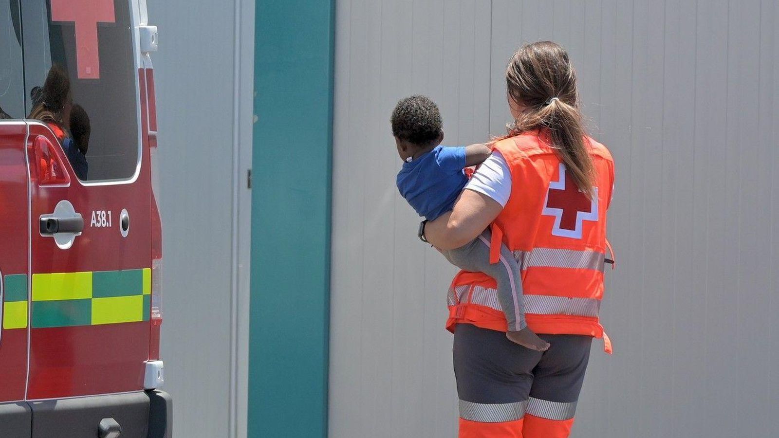 Els servicis de Creu Roja atenen un xiquet rescatat, en una imatge d'arxiu Els serveis de Creu Roja atenen un xiquet rescatat al costat d'altres immigrants en aigües pròximes a El Hierro en juny