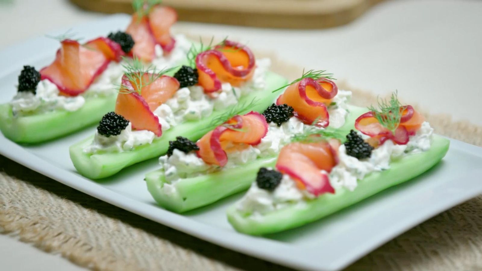 Cogombre farcit de formatge fresc, salmó i maduixes