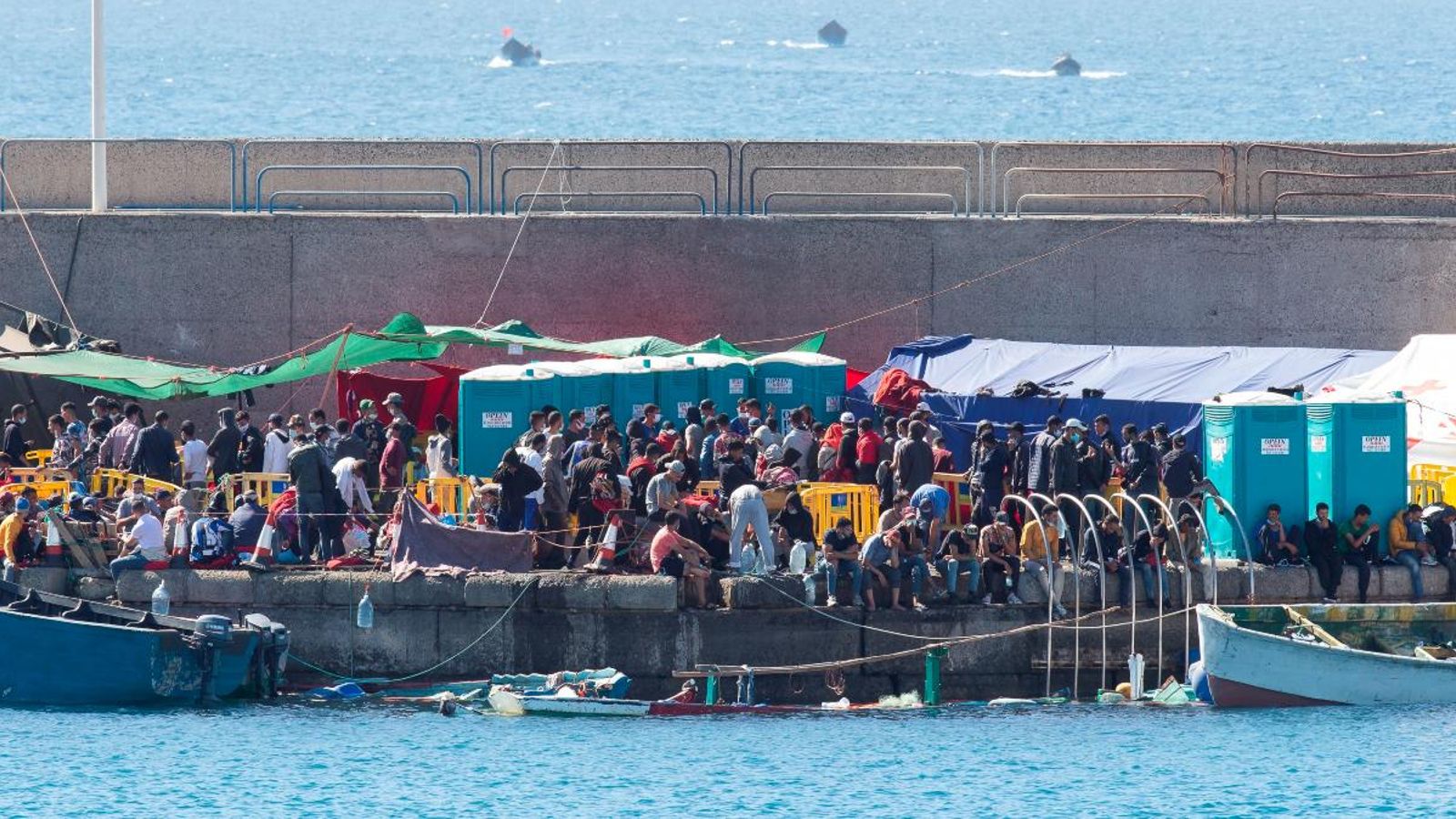 Més de 2.000 migrants esperen en el campament d'emergència de Creu Roja en el moll de Arguineguín