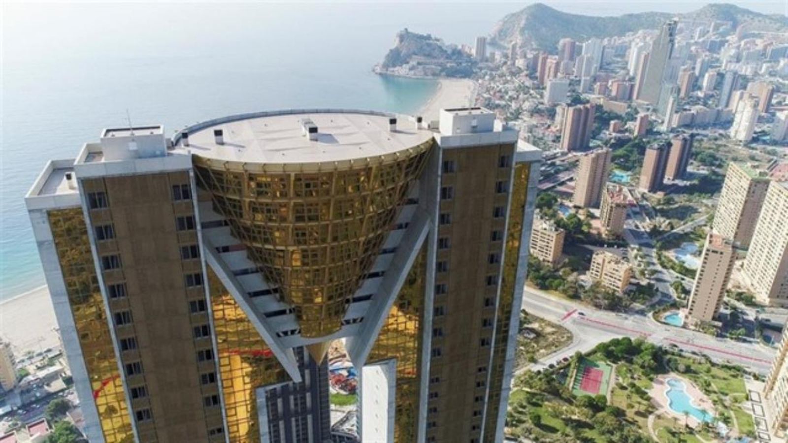 L'edifici In Tempo és únic pel seu disseny i la seua silueta, amb 198 metres d'alçària, es veu des de tota la ciutat de Benidorm