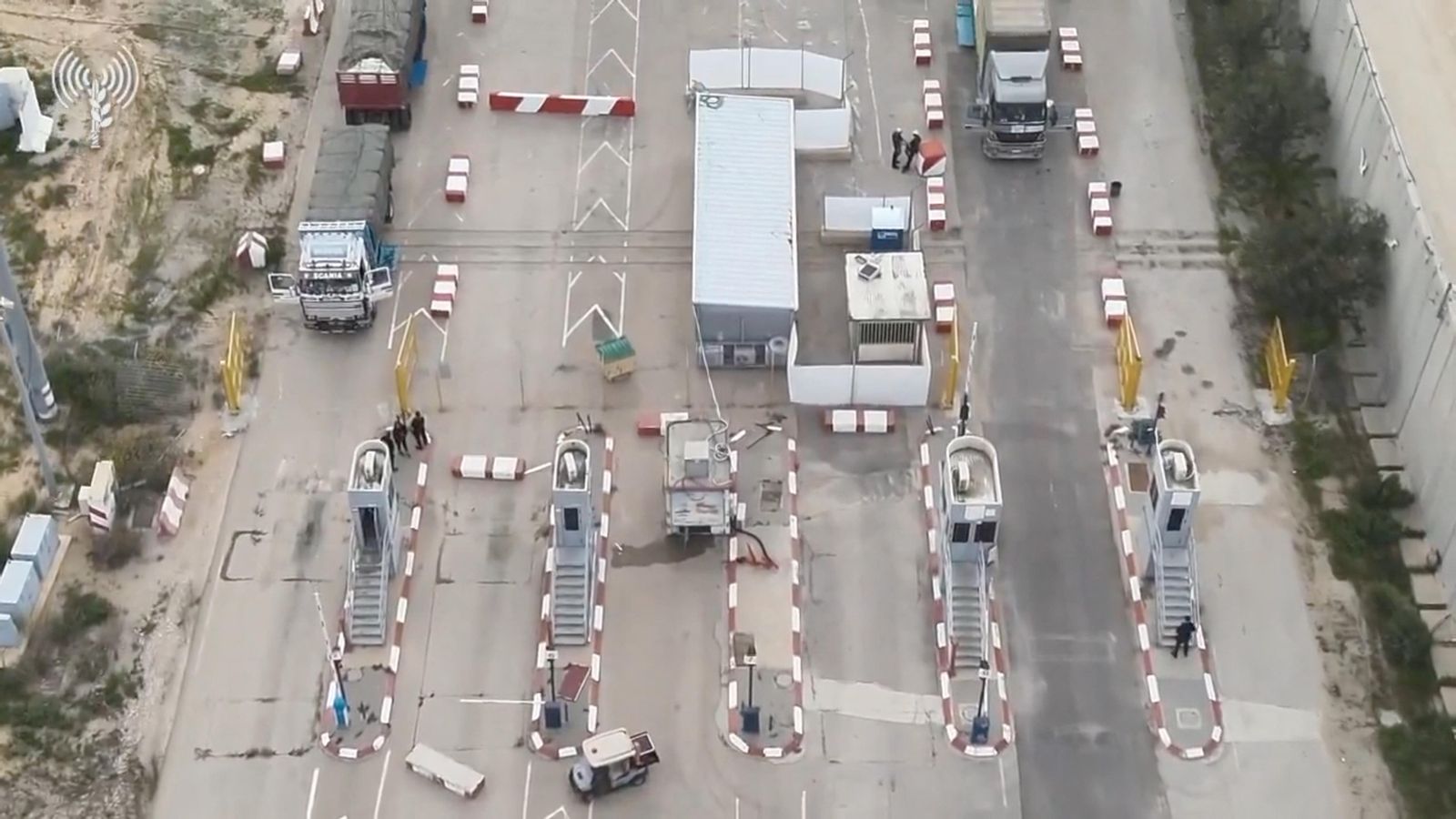 Camions amb ajuda humanitària esperen l'apertura del pas de Kerem Shalom el 13 de desembre de 2023