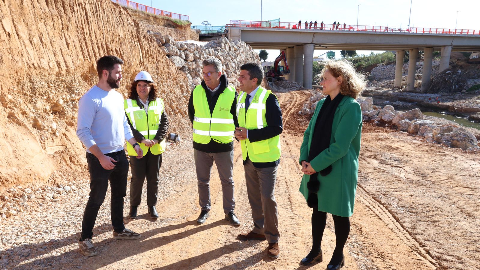Mazón visita les obres del pont que connecta Torrent amb la CV-403