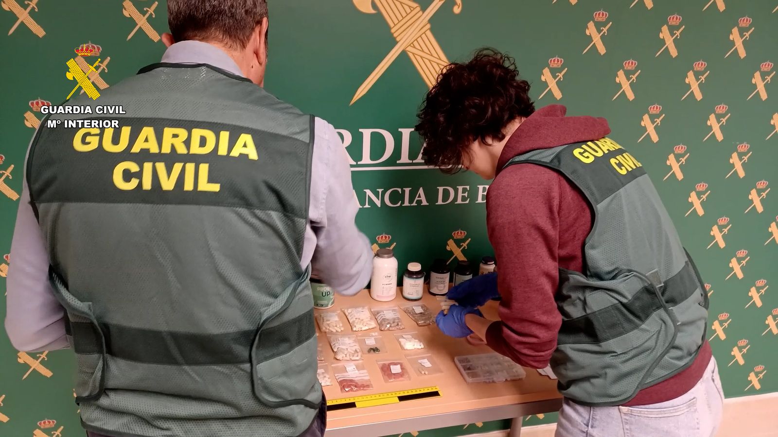 Agents de la Guàrdia Civil amb una part dels medicaments requisats