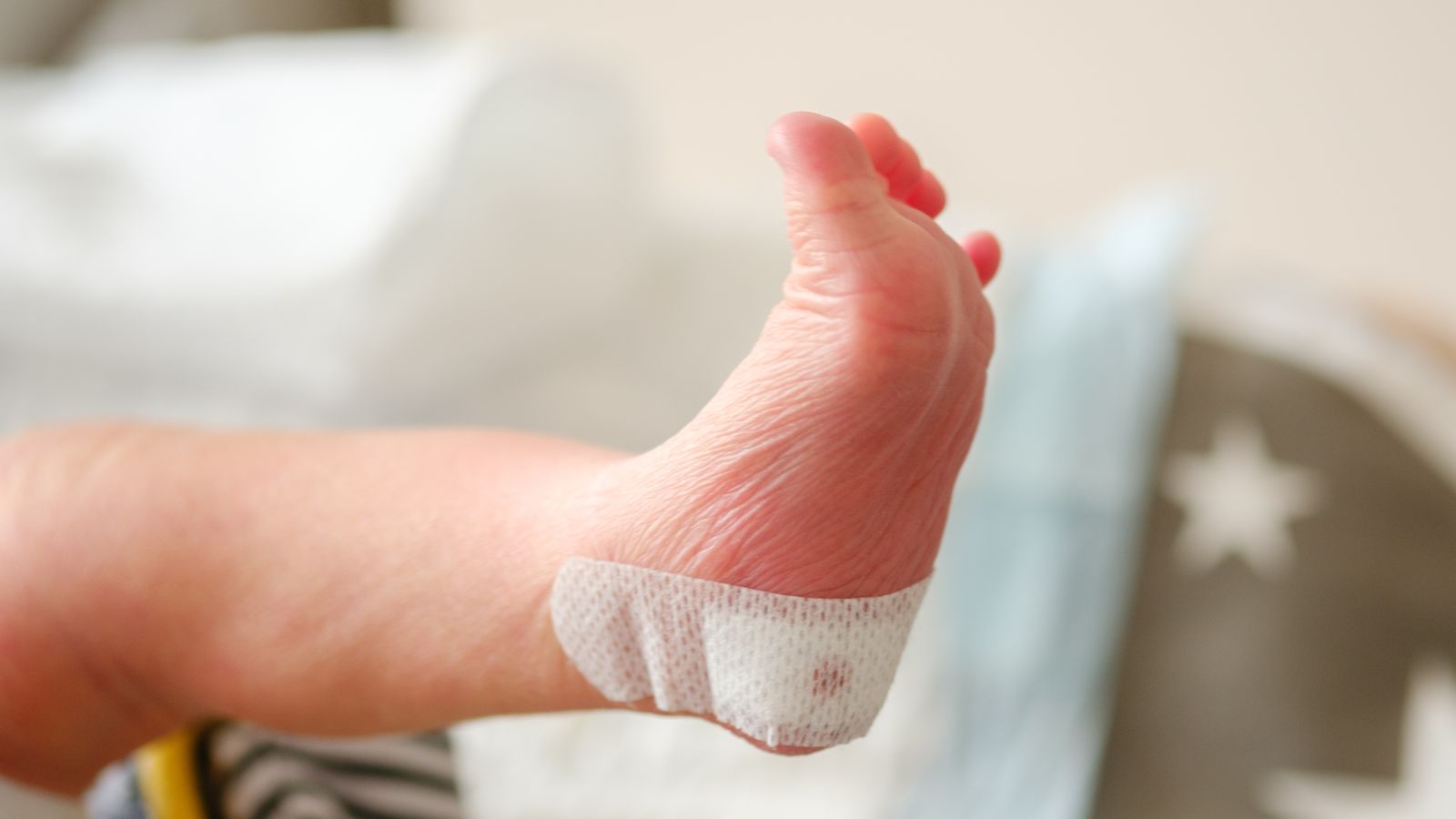 El taló d'un nounat que ha sigut sotmés a les proves, en una imatge d'arxiu