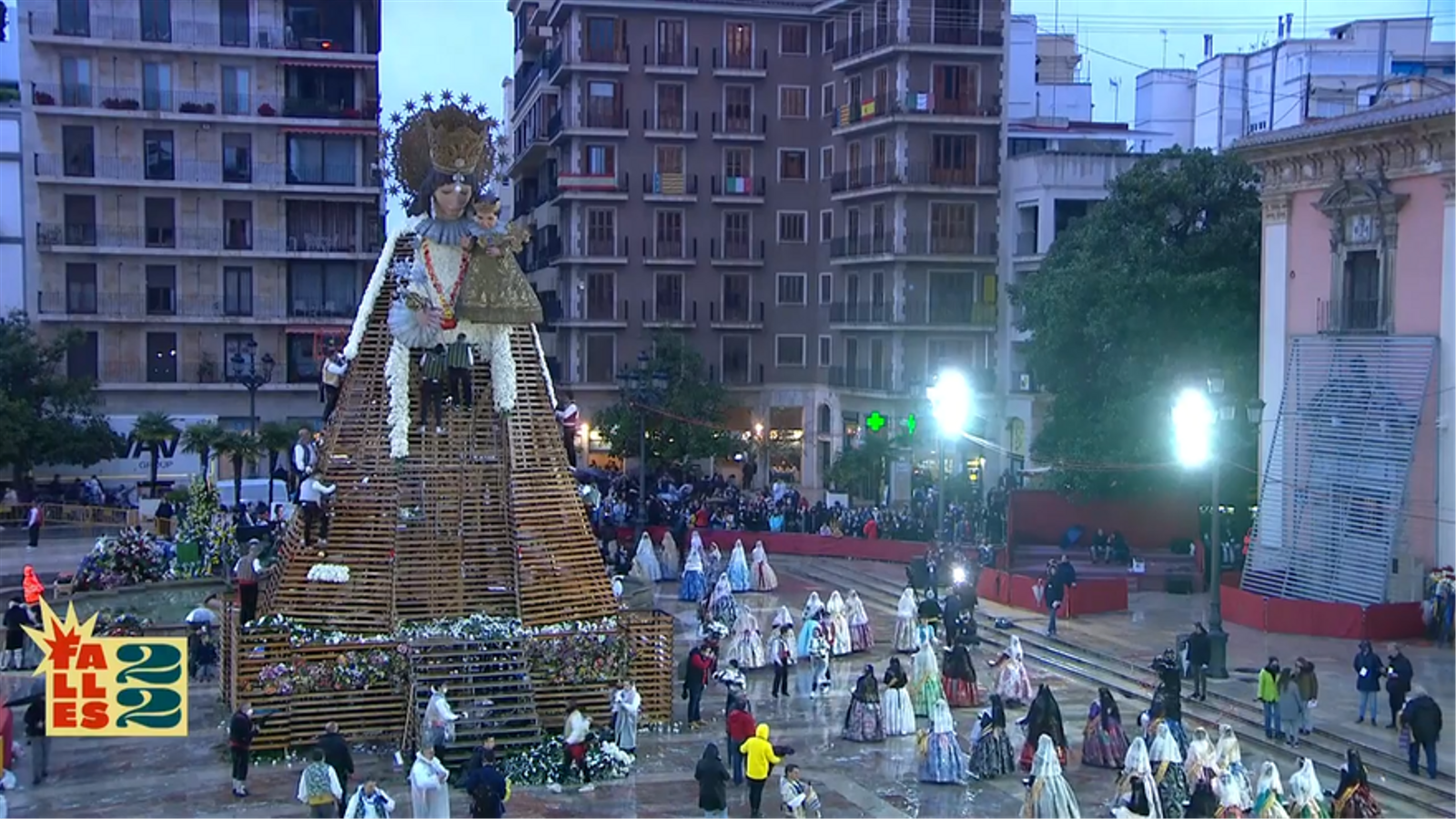 Plaça de la Mare de Déu en el primer dia d'Ofrena de les Falles 2022