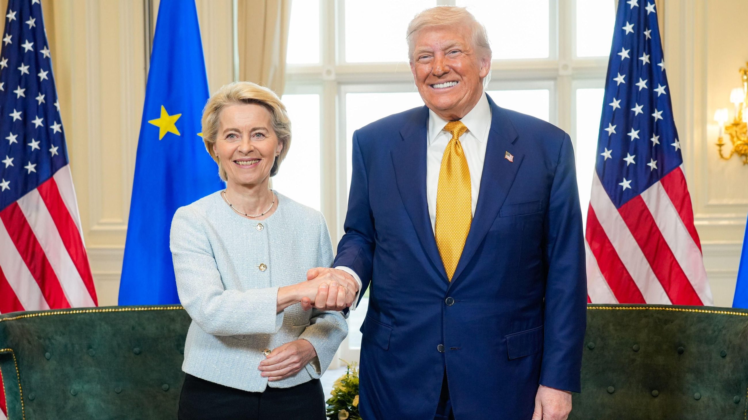 El president dels EUA, Donald Trump, i la presidenta de la Comissió Europea, Ursula von der Leyen, posen junts després d'arribar a un acord sobre els aranzels El president dels EUA, Donald Trump, i la presidenta de la Comissió Europea, Ursula von der Leyen, posen junts després d'arribar a un acord sobre els aranzels