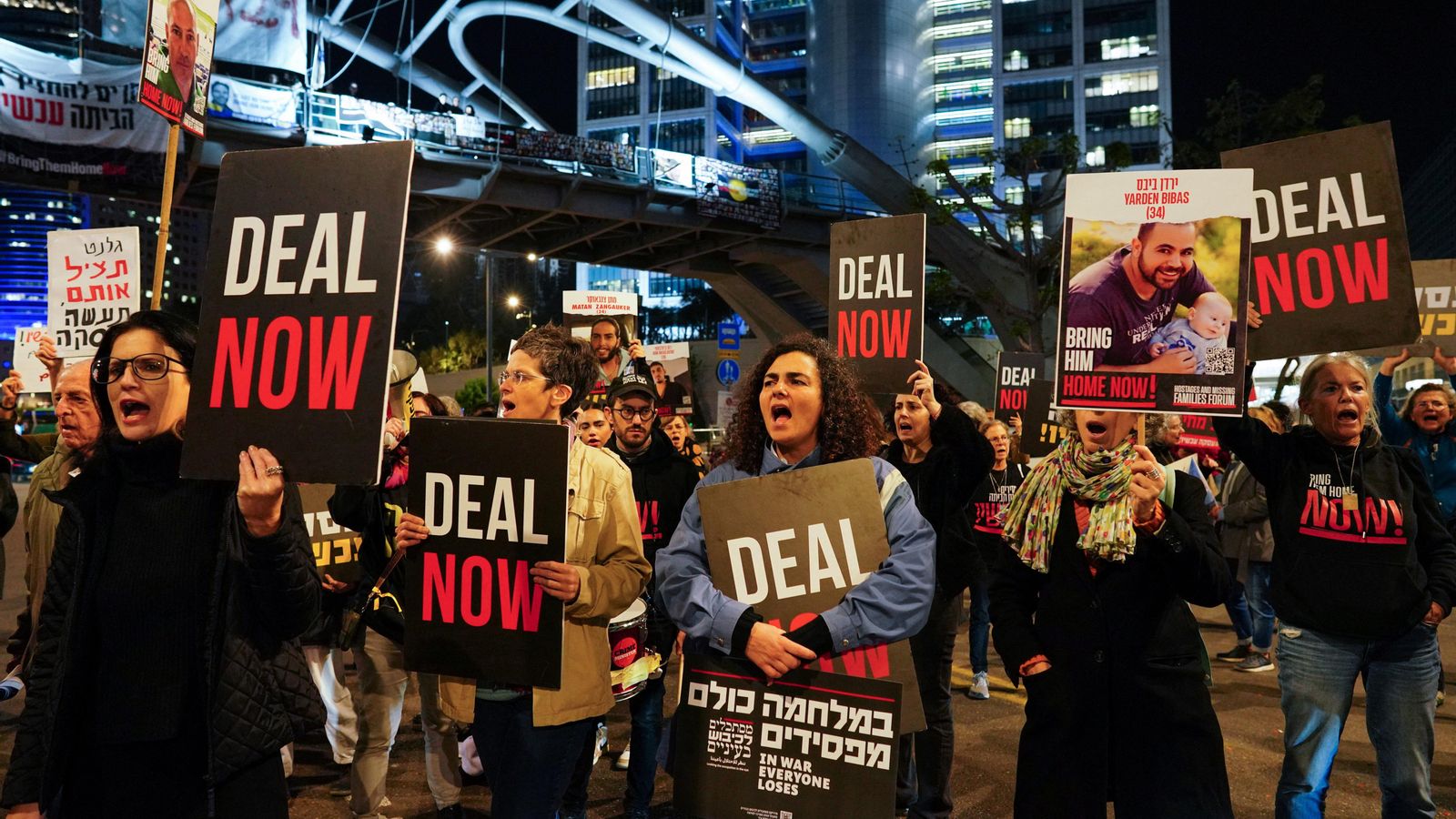 Familiars dels ostatges de Hamàs tallen una carretera de Tel-Aviv per a exigir l'alliberament immediat dels ostatges
