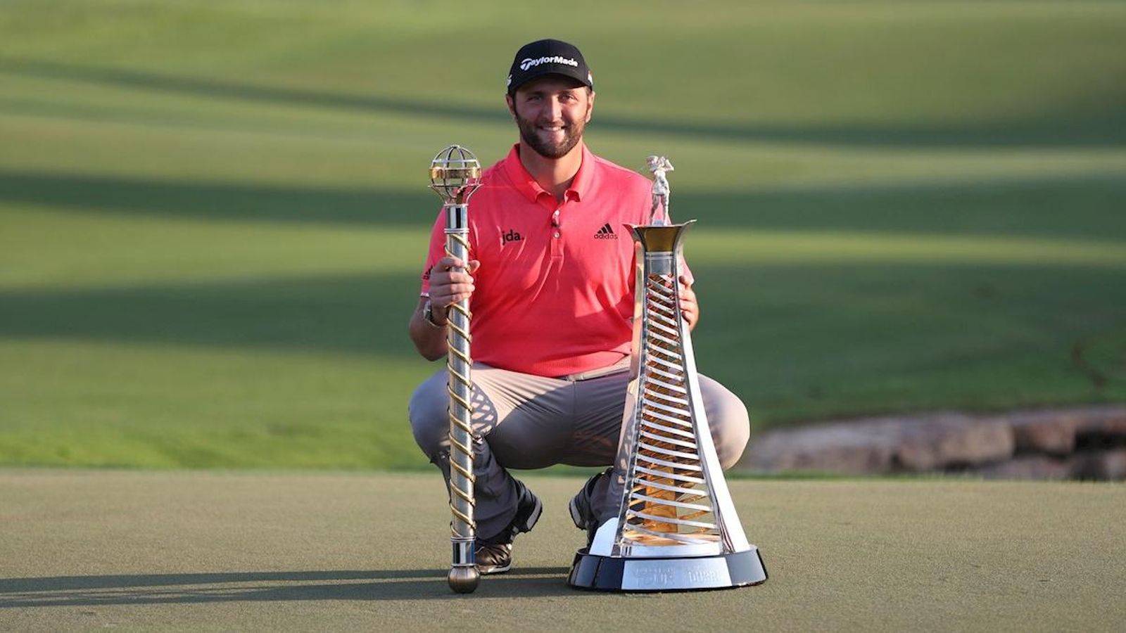 Jon Rahm, amb els dos trofeus aconseguits