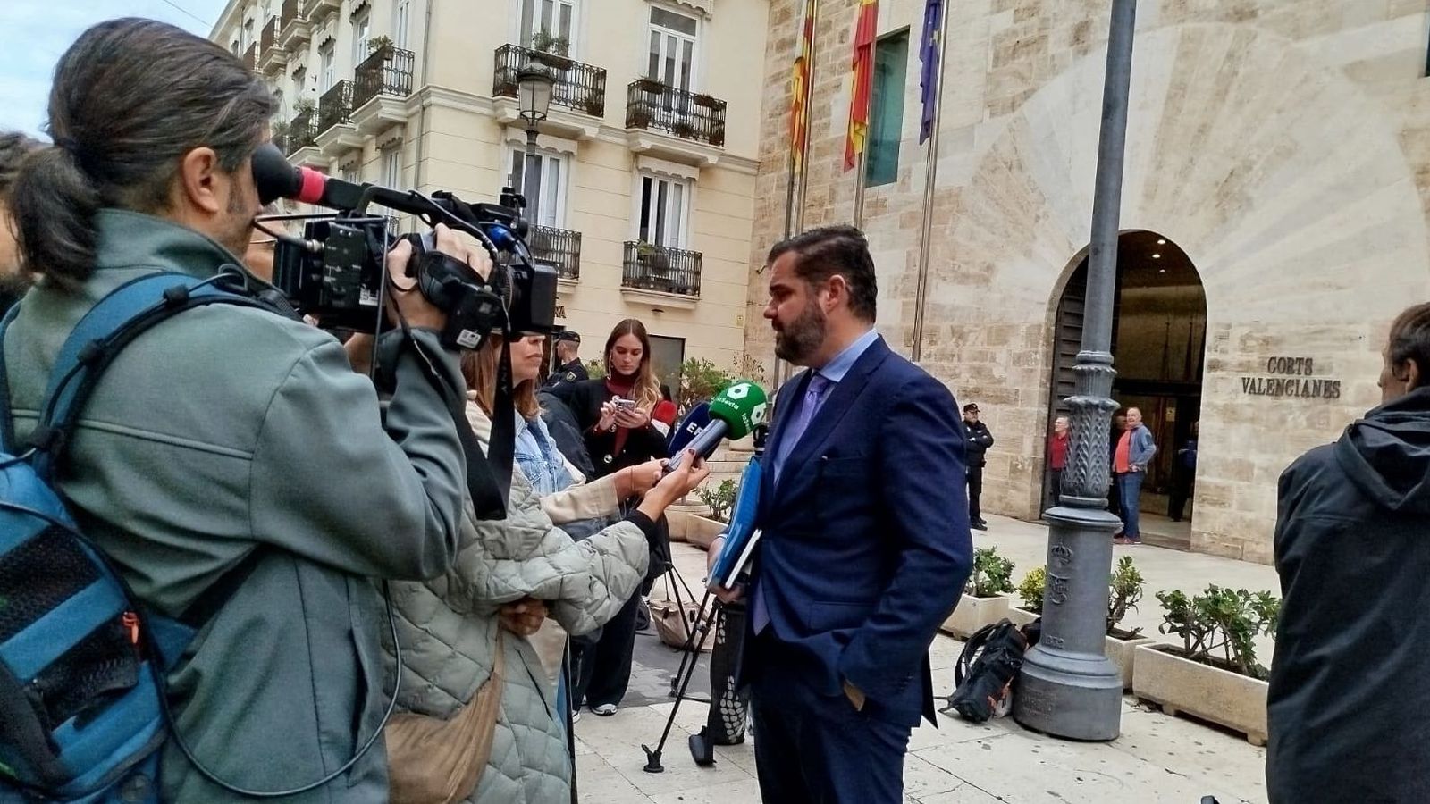 El president de Iustitia Europea, Luis María Pardo, atén els mitjans a les portes de les Corts